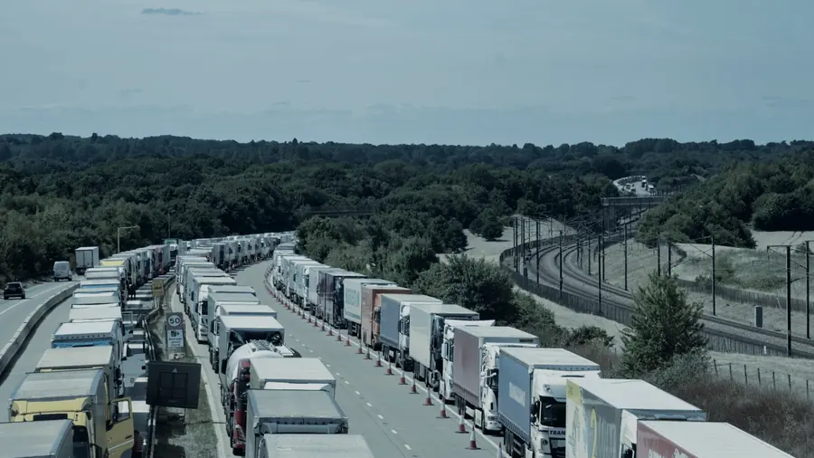 Fila de camiones de carga detenidos esperando para avanzar